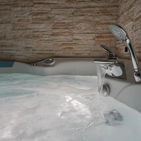 Clara Parking,wifi,jacuzzi On 度假居 *